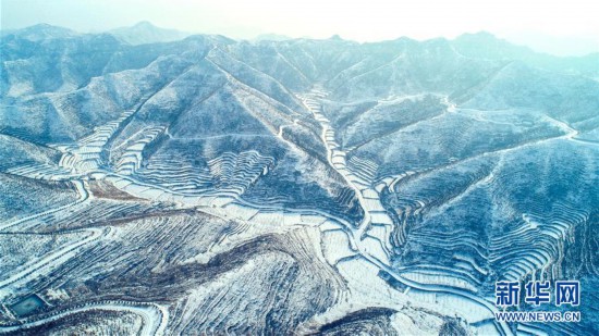 河北涉县：雪映太行梯田美