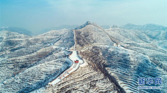 河北涉县：雪映太行梯田美