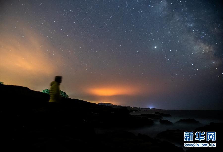 美国加州：火光映红夜空