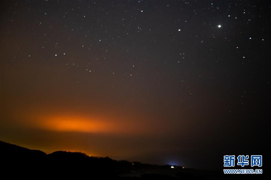 美国加州：火光映红夜空