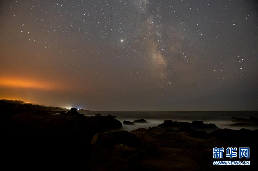 美国加州：火光映红夜空