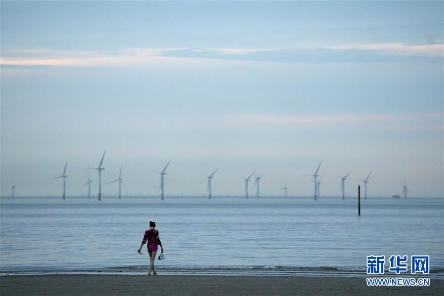 英国防疫新举措下的海边