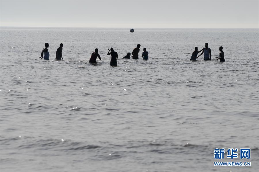 英国防疫新举措下的海边