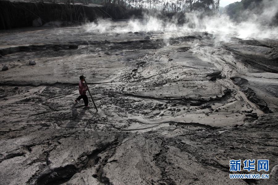 印尼东爪哇塞梅鲁火山喷发