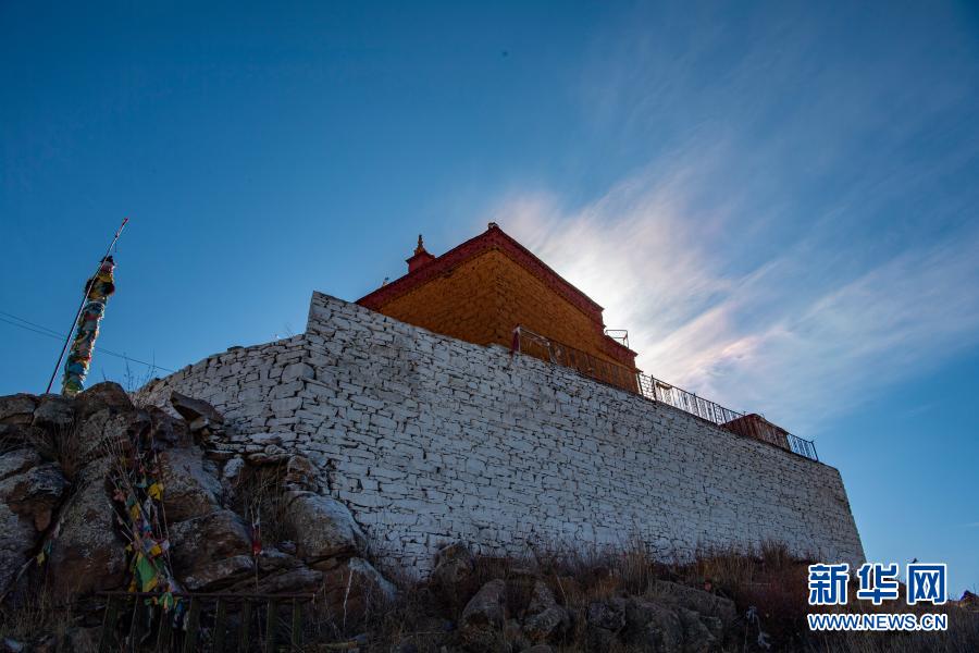 美景如画的羊湖北岸日托寺