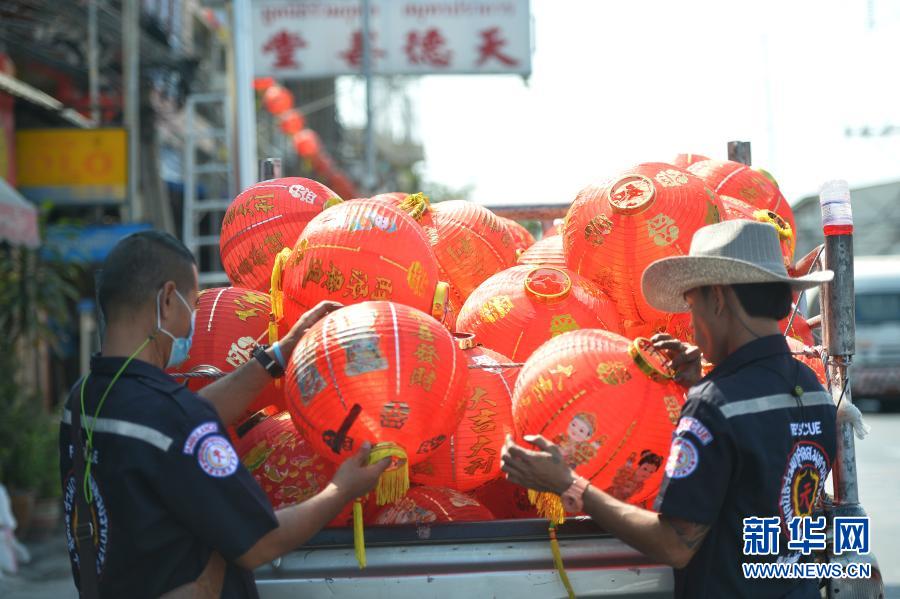泰国：挂灯笼迎春节