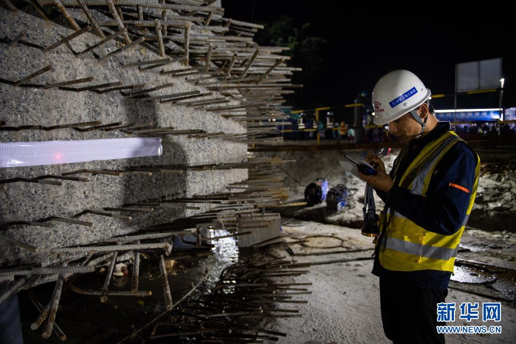 常益长铁路最后一座转体连续梁成功转体