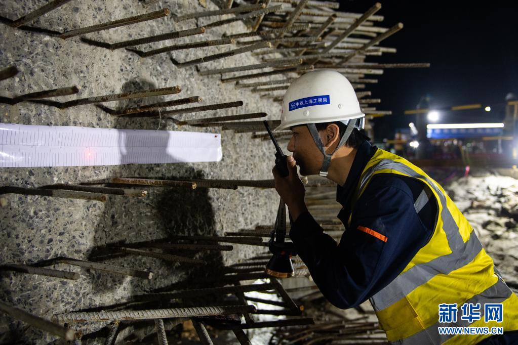 常益长铁路最后一座转体连续梁成功转体