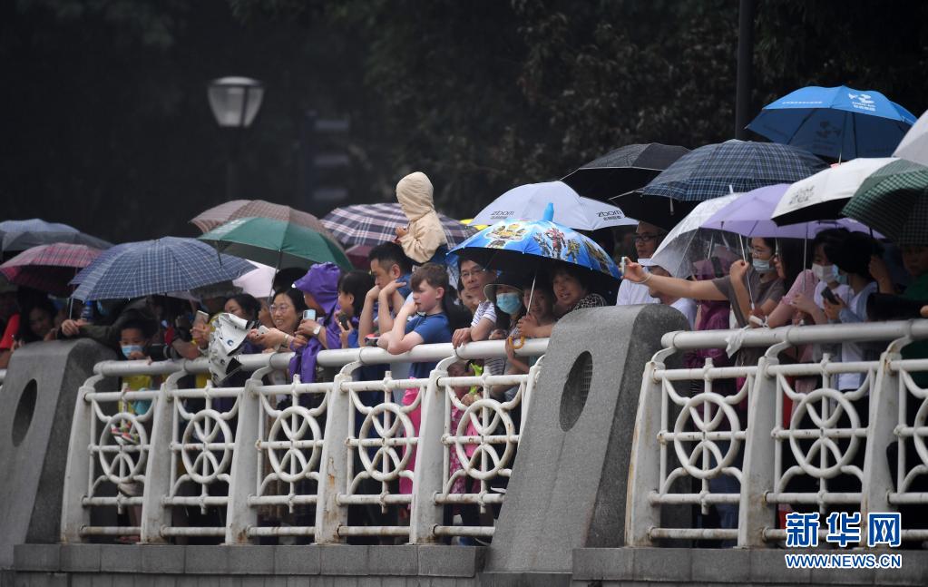 雨中争渡赛龙舟 八方来客过端午