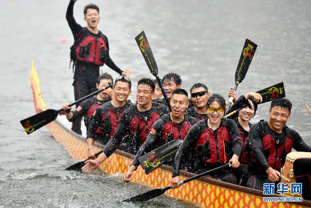 雨中争渡赛龙舟 八方来客过端午