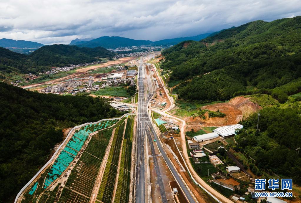 中老昆万铁路建设进展顺利