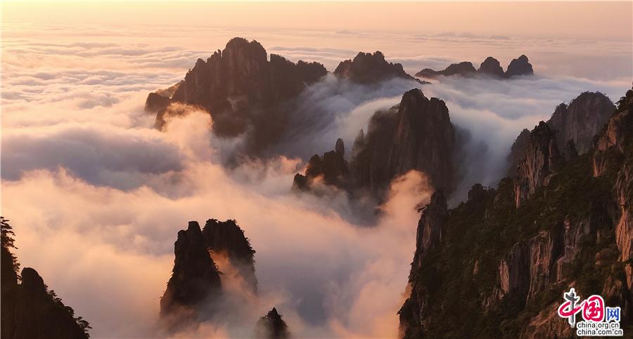 黄山晚霞云海美景 光芒万丈烟波浩渺（组图）