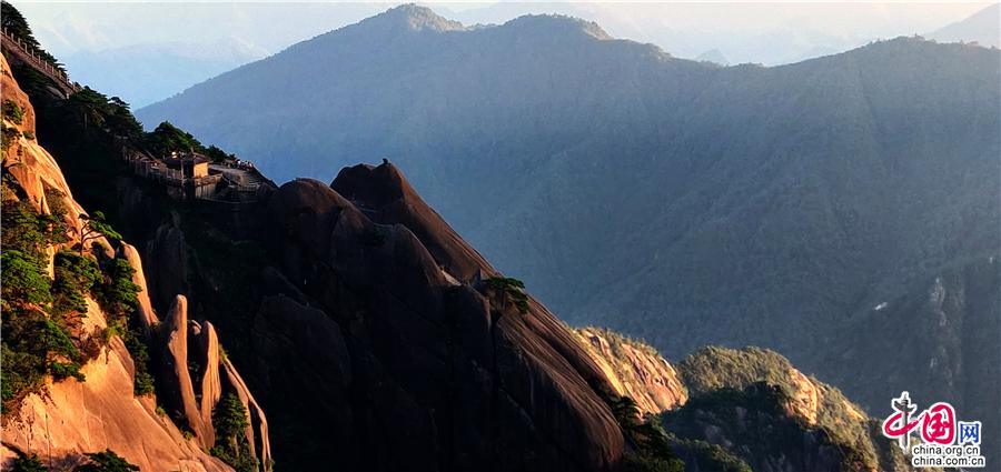 黄山晚霞云海美景 光芒万丈烟波浩渺（组图）