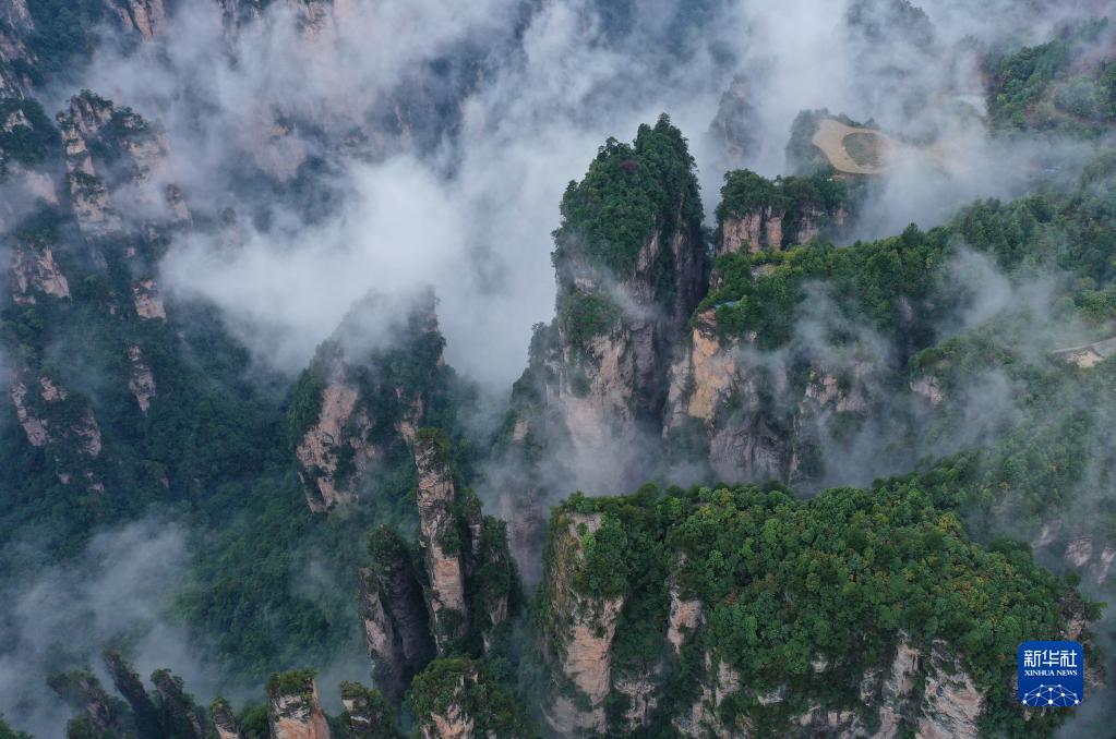 秋日云雾绕峰林