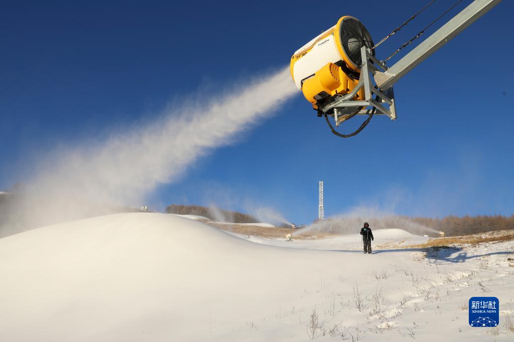 河北崇礼：冬奥赛场造雪忙