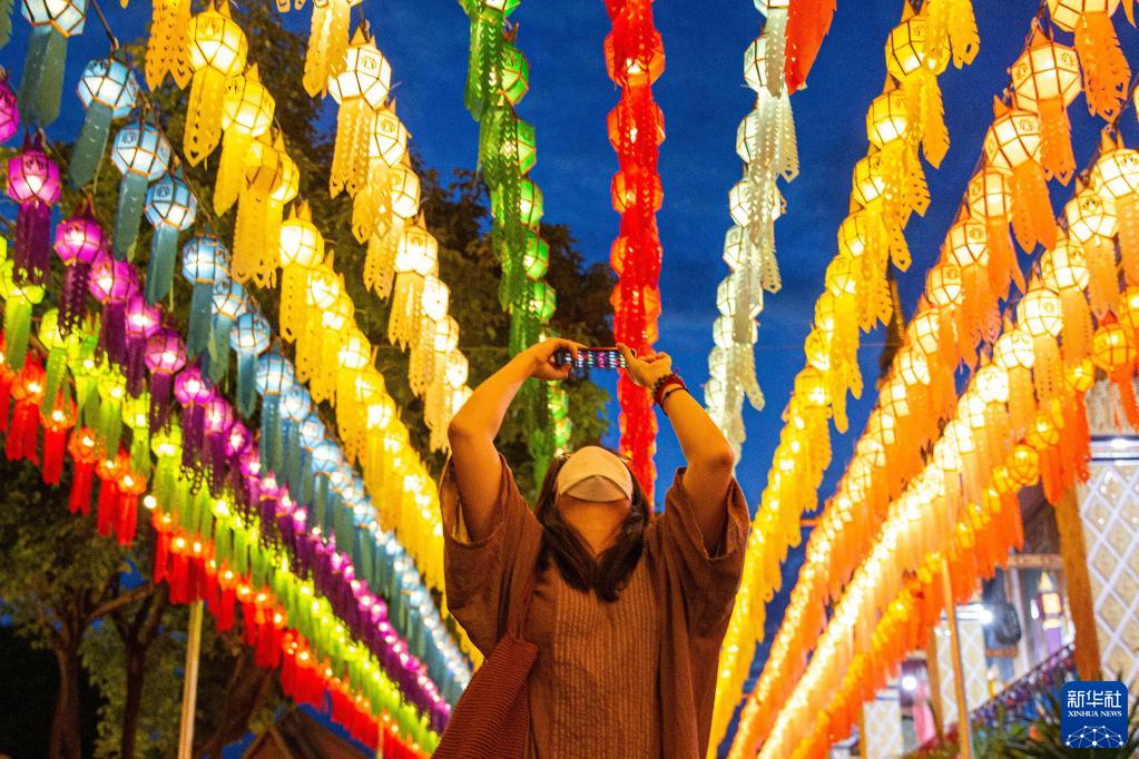 泰国南奔府：“花市灯如昼”