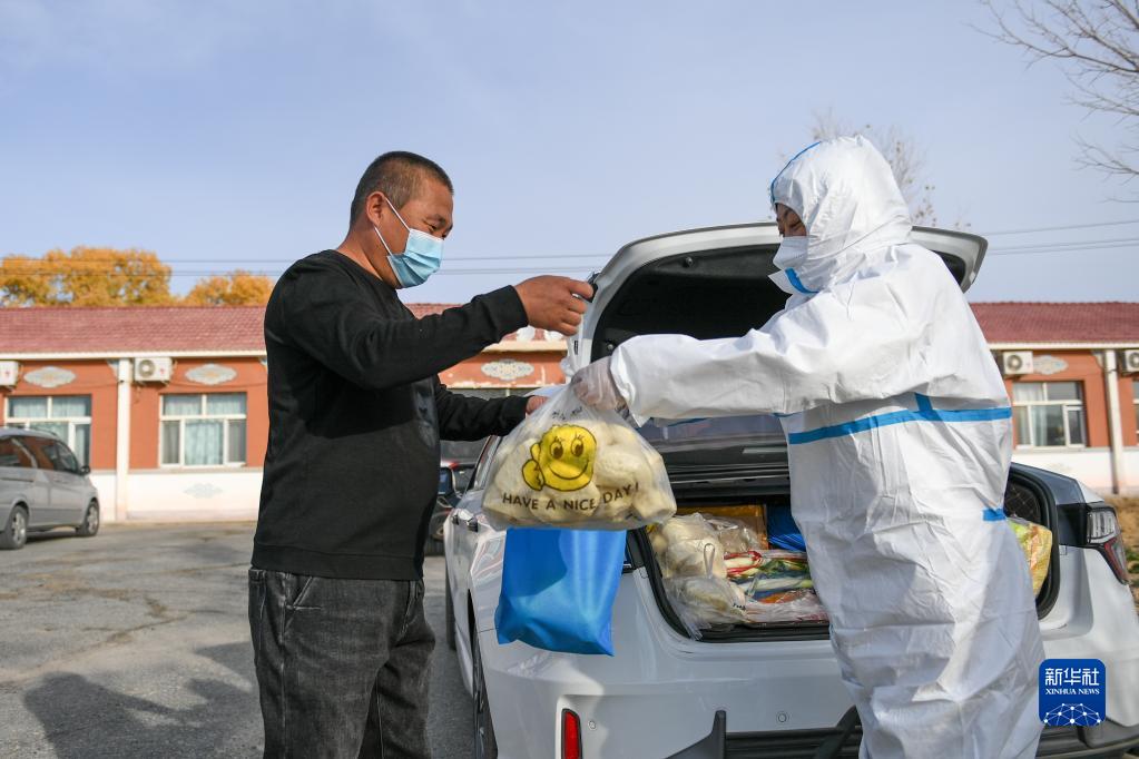 额济纳旗：农牧民制备食物送滞留游客