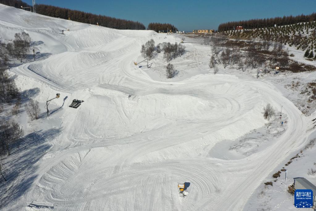 河北张家口：云顶滑雪公园赛道塑型忙