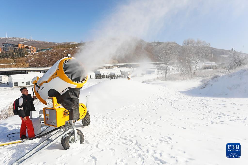 河北张家口：国家越野滑雪中心造雪进行时