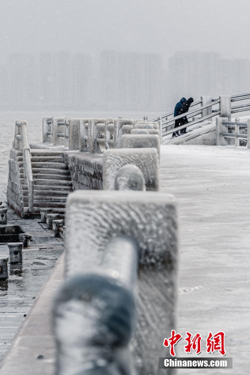 山东威海现冰凌景观 宛若“冰雪世界”