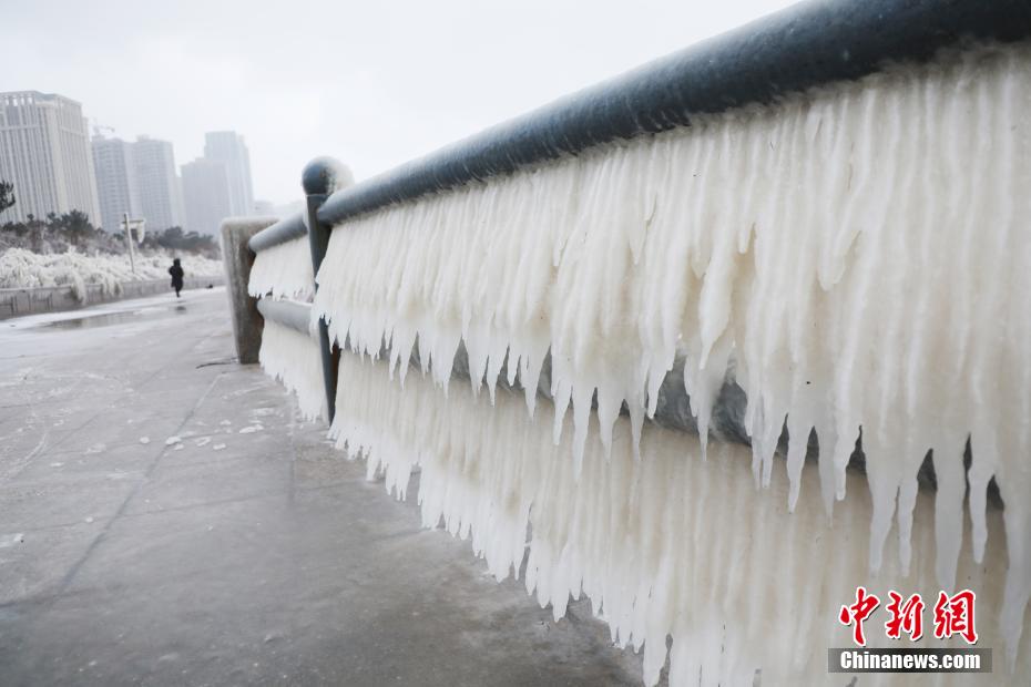 山东威海现冰凌景观 宛若“冰雪世界”