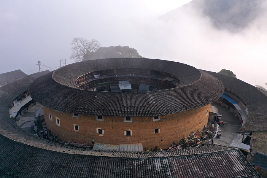 福建南靖：雾“锁”土楼 宛若仙境