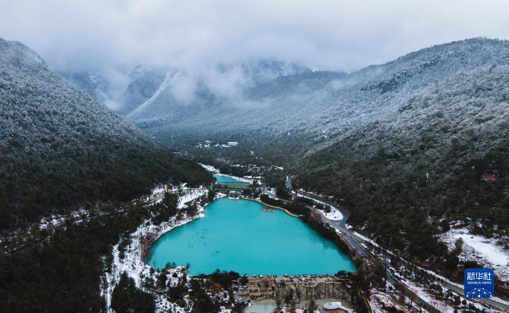 云南丽江：雪遇蓝月谷