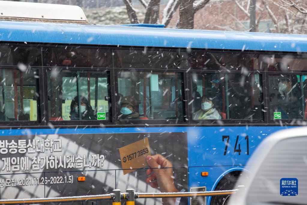 韩国首尔迎来降雪