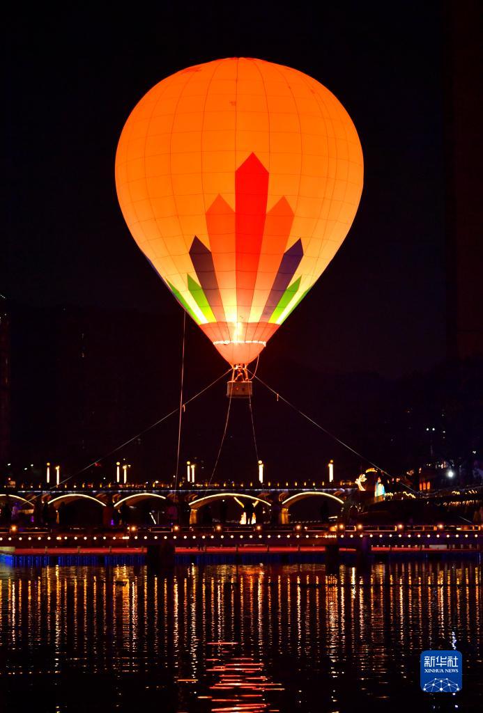 热气球里赏夜景 灯火璀璨迎新春