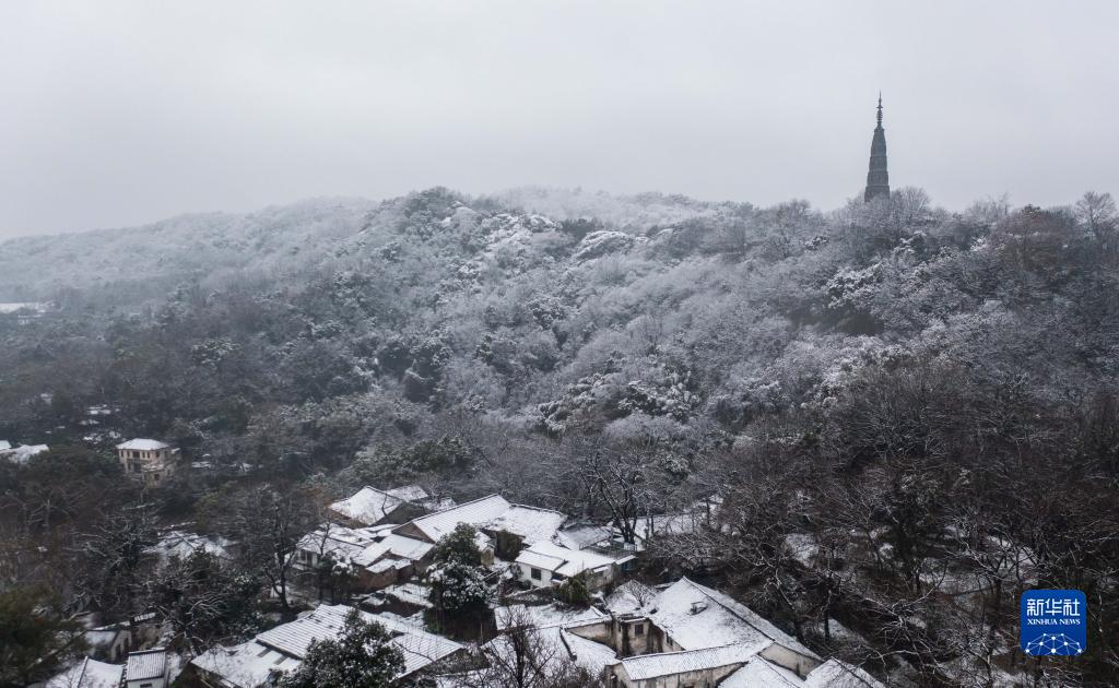 杭州西湖迎来新年初雪