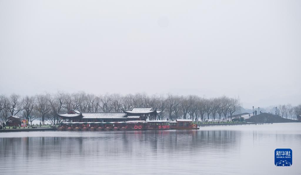 杭州西湖迎来新年初雪