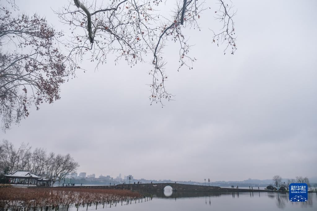 杭州西湖迎来新年初雪