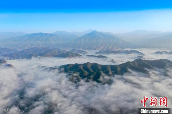 江西武宁乡村云海涌动 美不胜收