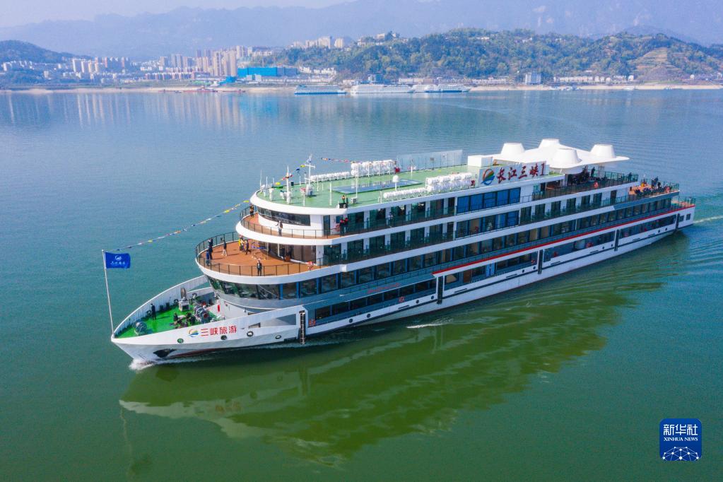 湖北宜昌：纯电动游轮在三峡首航