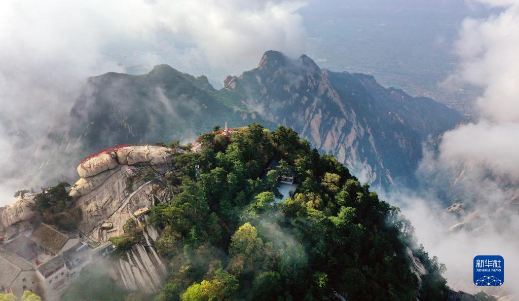 华山云起险峰间