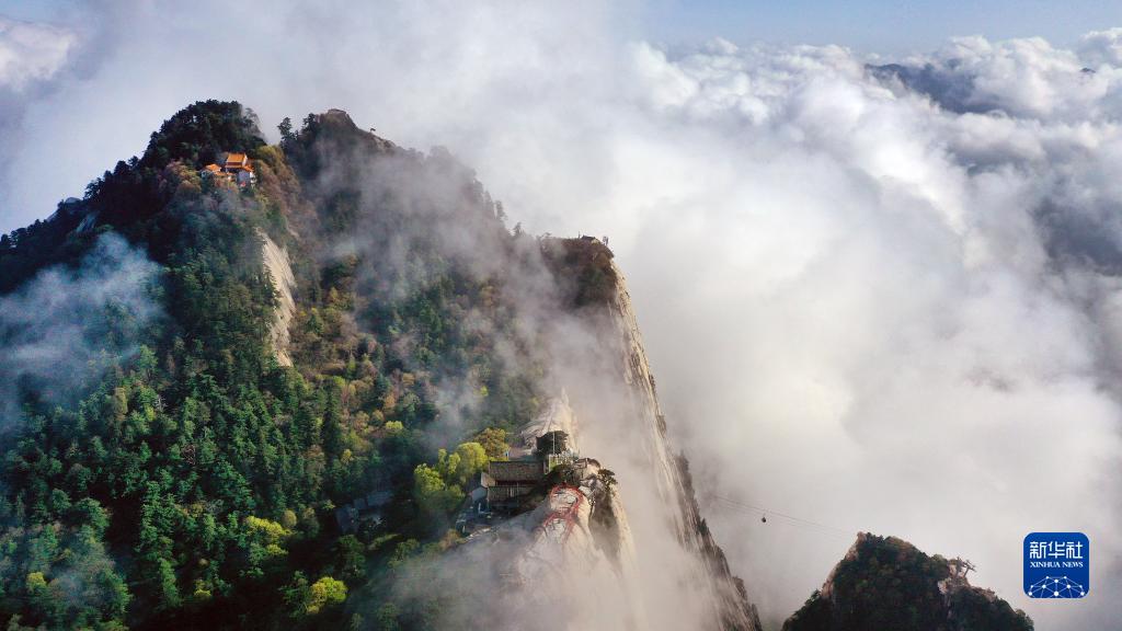 华山云起险峰间