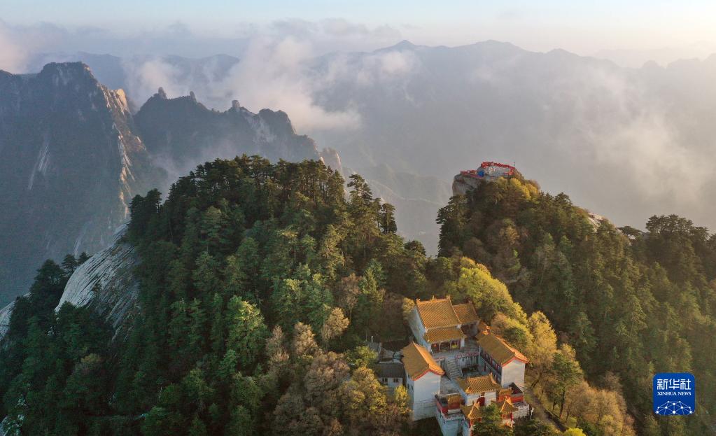 华山云起险峰间