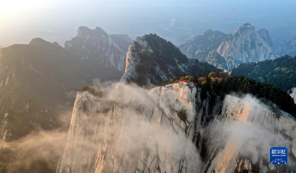 华山云起险峰间
