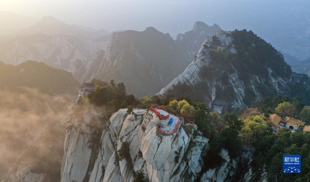 华山云起险峰间