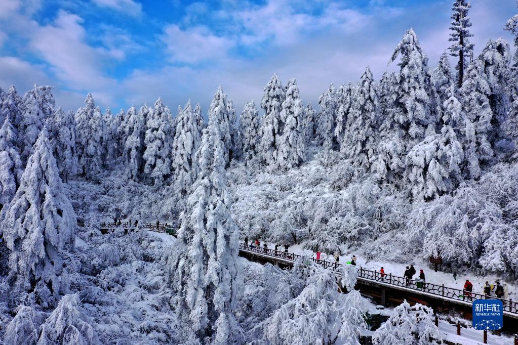 银装素裹瓦屋山