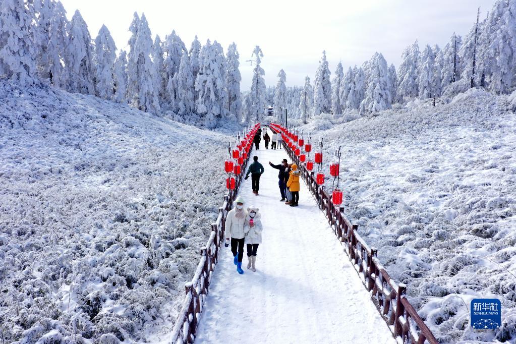 银装素裹瓦屋山