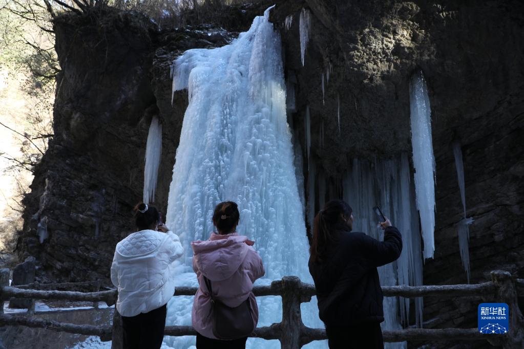 甘肃宕昌：赏冰玩雪冬游“热”