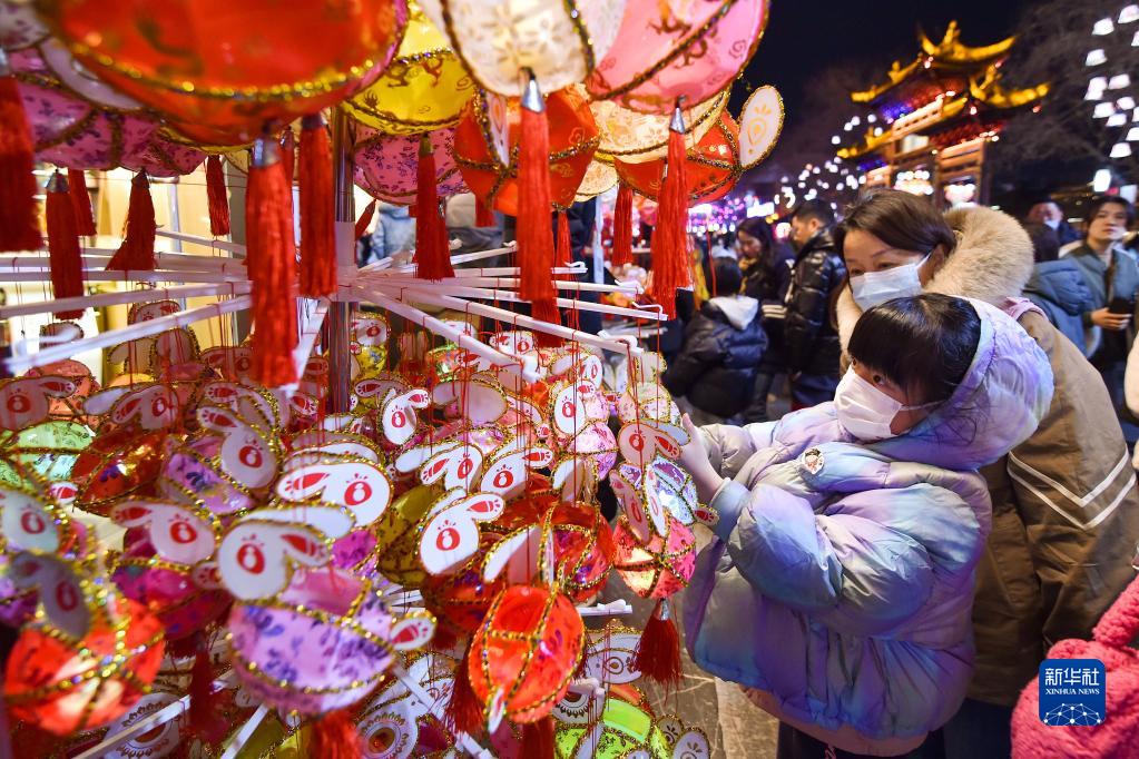 江苏南京：秦淮灯会点亮“夜经济”