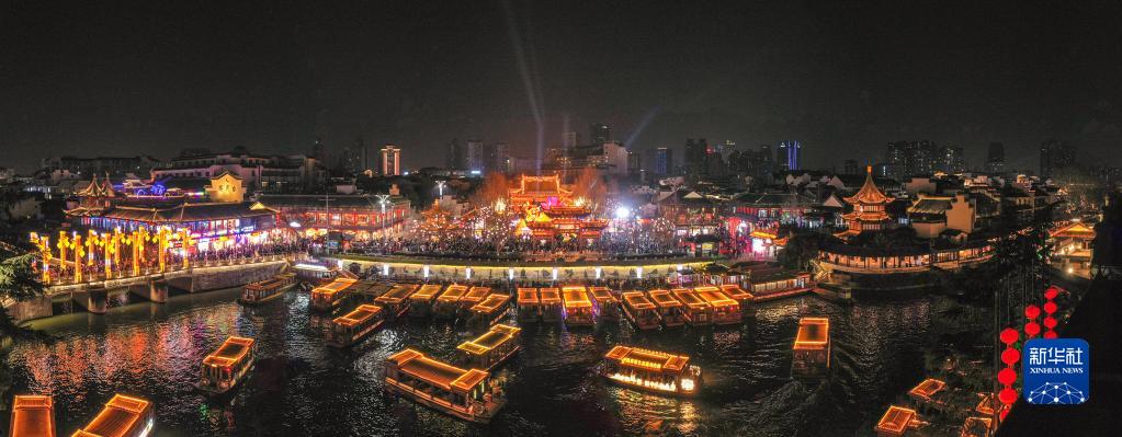 灯会璀璨夜 流光溢彩庆元宵