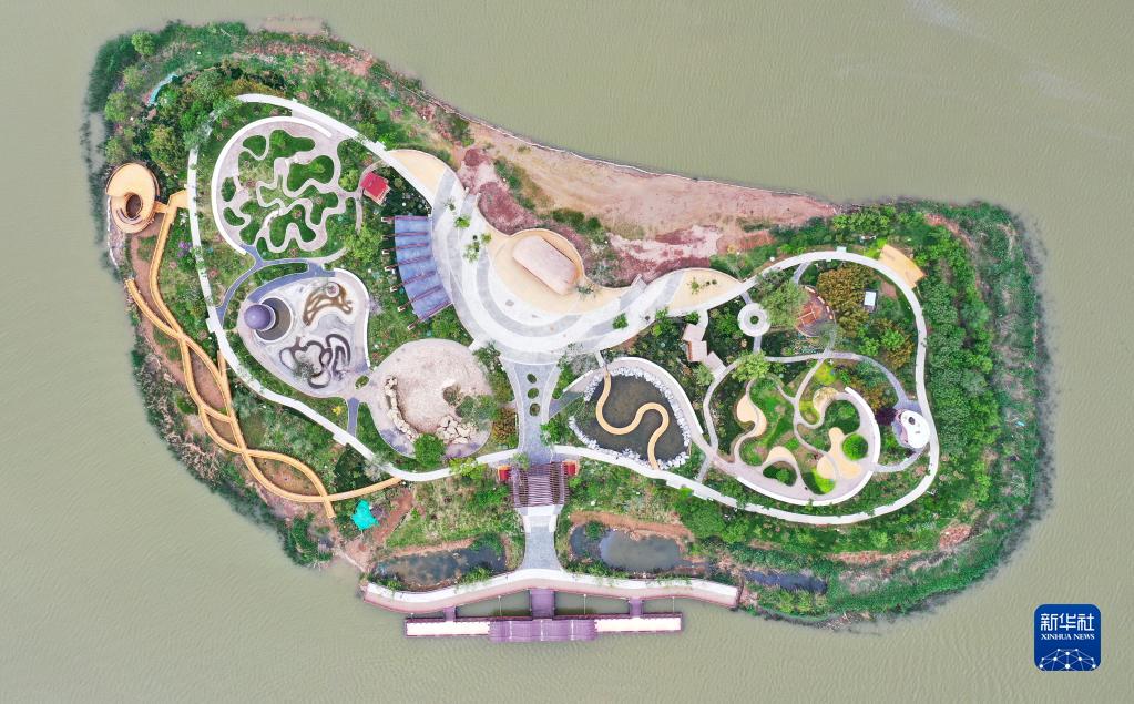 走近《中西建交五十周年》纪念邮票上的两座湖泊