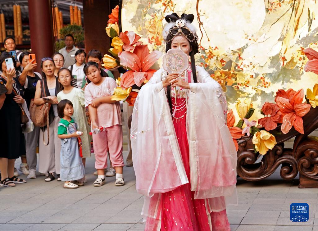 上海豫园：“仲秋月神游”启幕