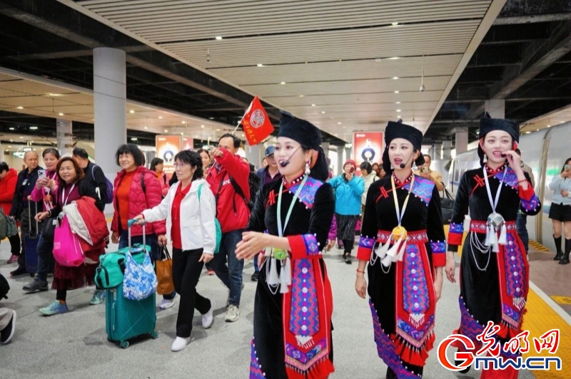 “唱着山歌游广西”三月三专列抵达南宁