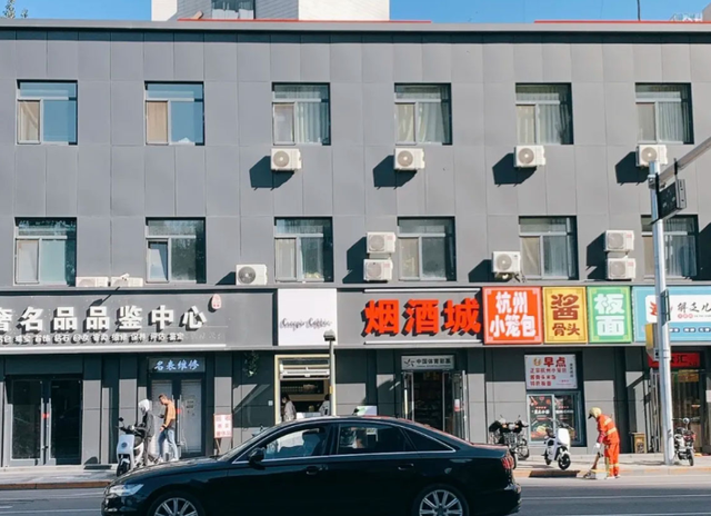 瓷砖铺仙境，蓝房子成小破屋……网红打卡地为何屡成“照骗”？
