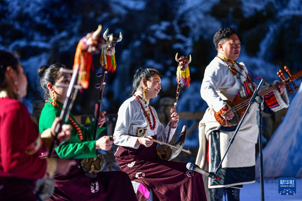 九寨沟举办第十七届国际冰瀑旅游节