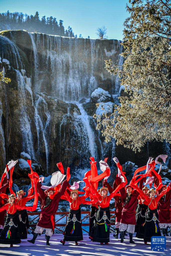 九寨沟举办第十七届国际冰瀑旅游节